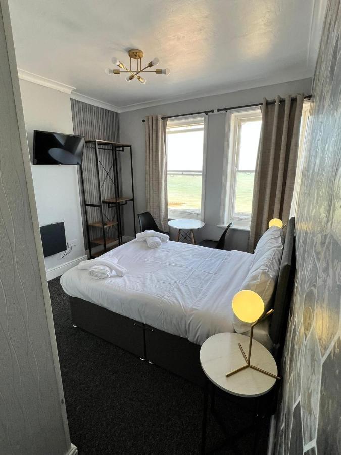 Oyo Marine Parade Hotel, Eastbourne Pier Esterno foto