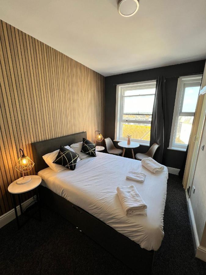 Oyo Marine Parade Hotel, Eastbourne Pier Esterno foto