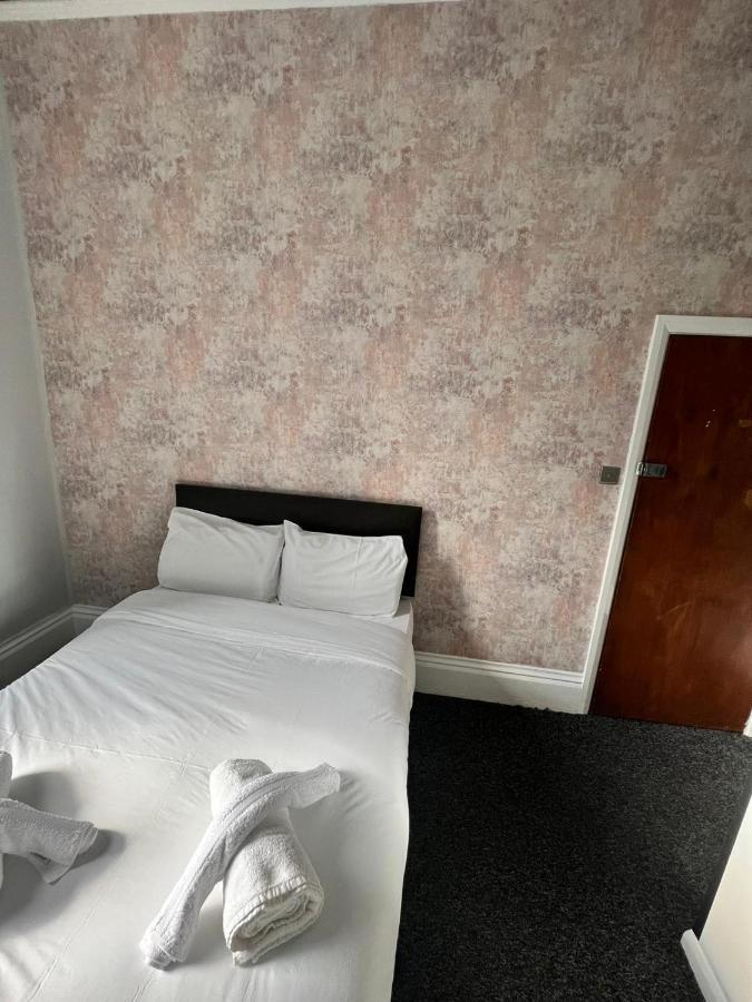 Oyo Marine Parade Hotel, Eastbourne Pier Esterno foto