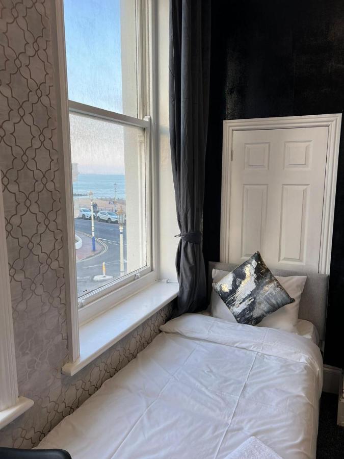 Oyo Marine Parade Hotel, Eastbourne Pier Esterno foto