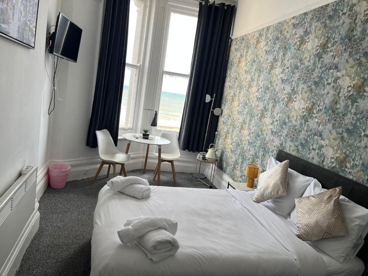 Oyo Marine Parade Hotel, Eastbourne Pier Esterno foto