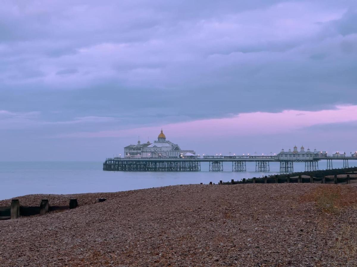 Oyo Marine Parade Hotel, Eastbourne Pier Esterno foto