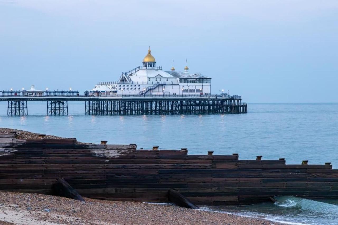 Oyo Marine Parade Hotel, Eastbourne Pier Esterno foto