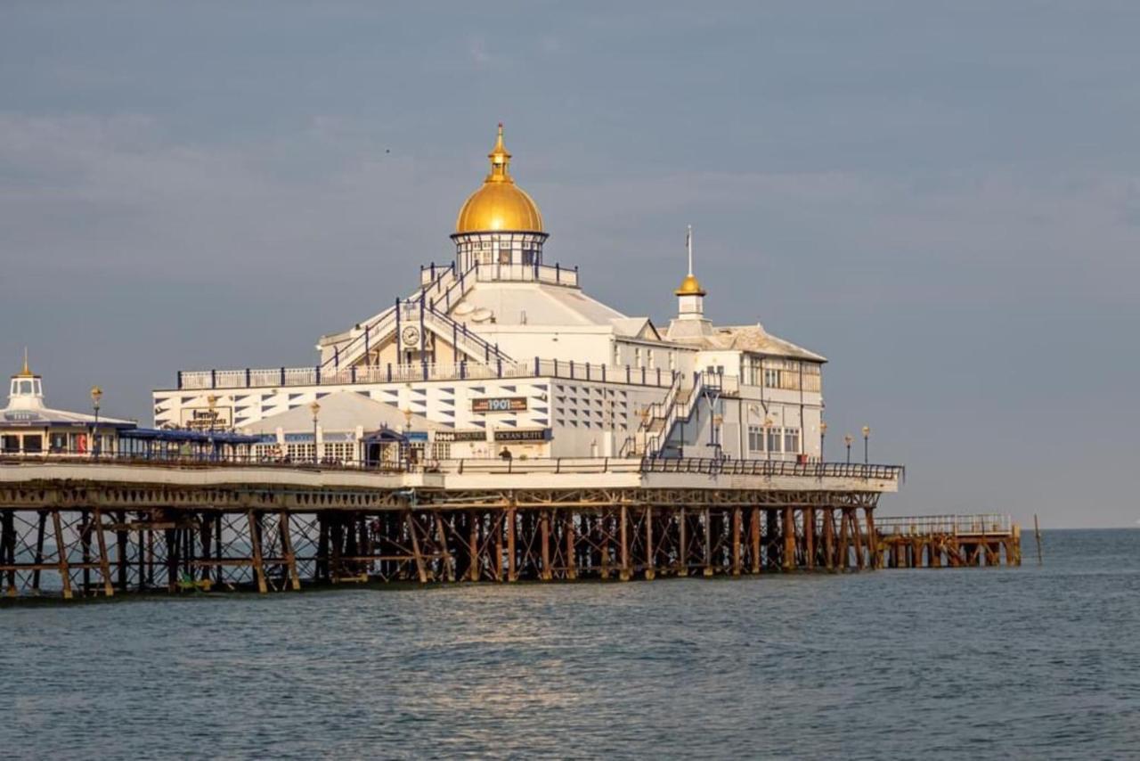 Oyo Marine Parade Hotel, Eastbourne Pier Esterno foto