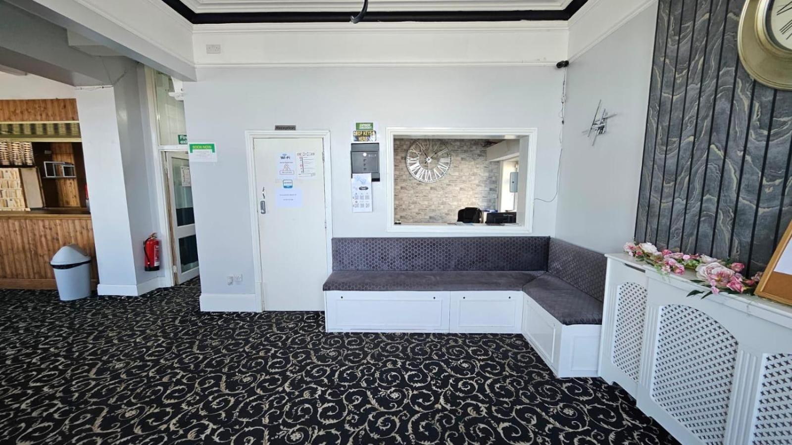 Oyo Marine Parade Hotel, Eastbourne Pier Esterno foto