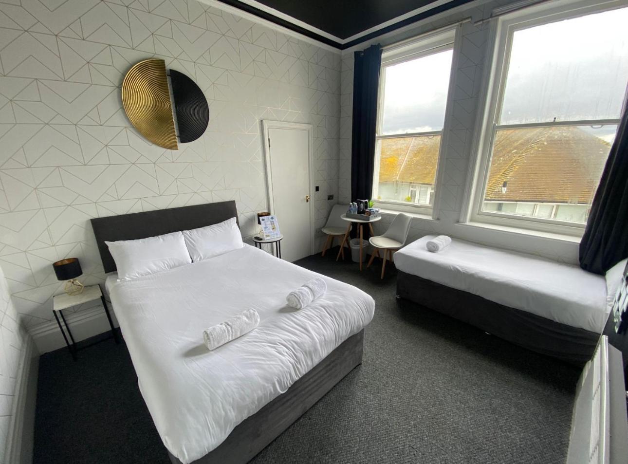 Oyo Marine Parade Hotel, Eastbourne Pier Esterno foto