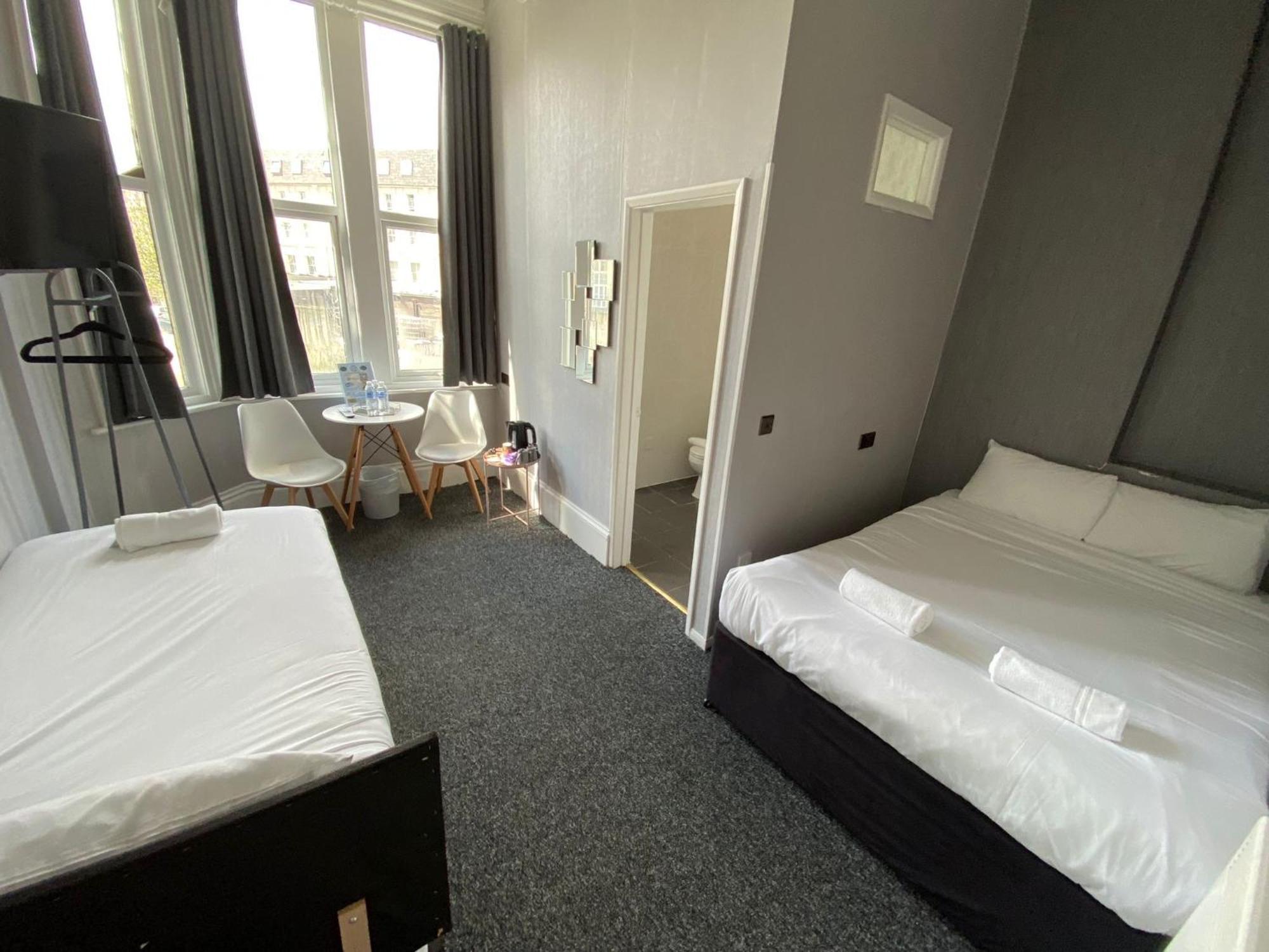 Oyo Marine Parade Hotel, Eastbourne Pier Esterno foto