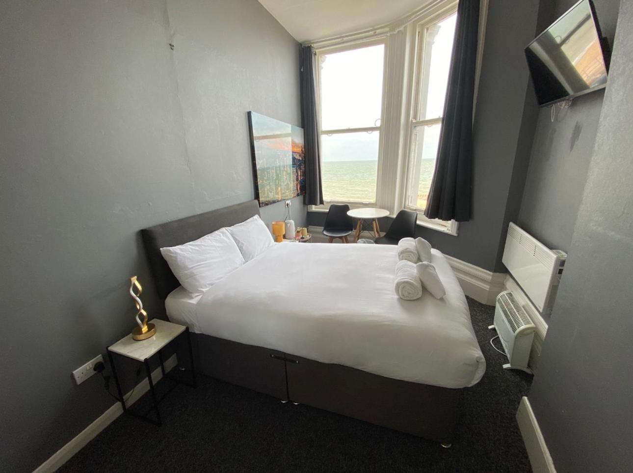 Oyo Marine Parade Hotel, Eastbourne Pier Esterno foto
