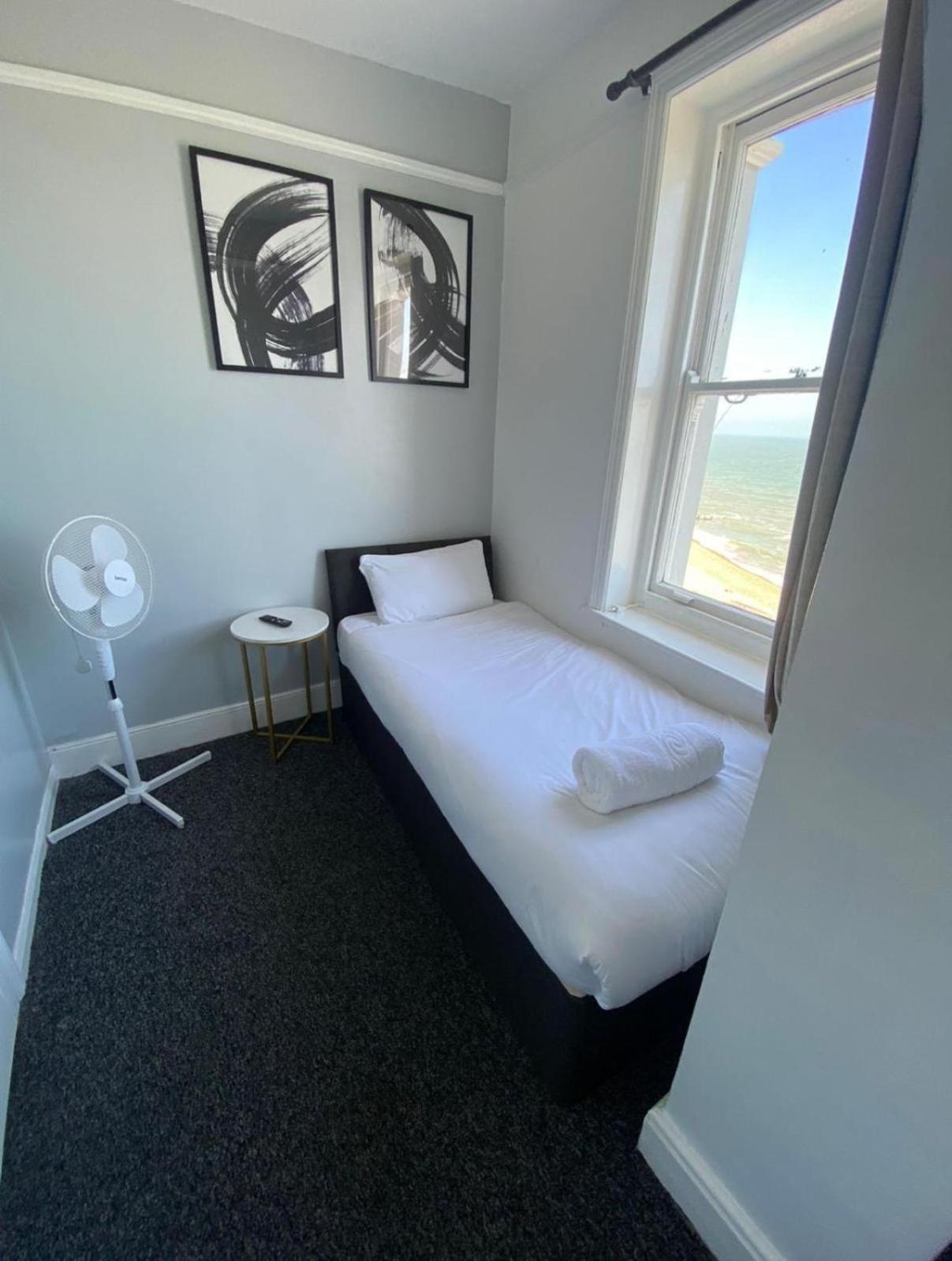 Oyo Marine Parade Hotel, Eastbourne Pier Esterno foto