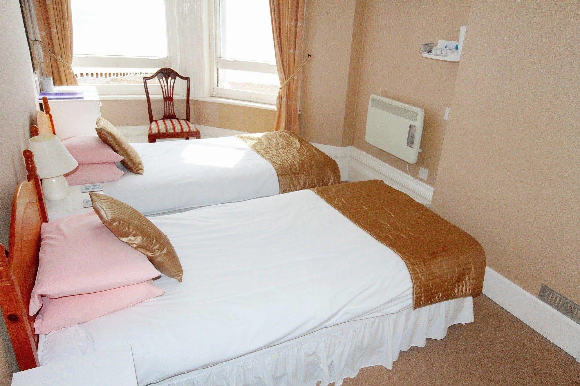 Oyo Marine Parade Hotel, Eastbourne Pier Esterno foto