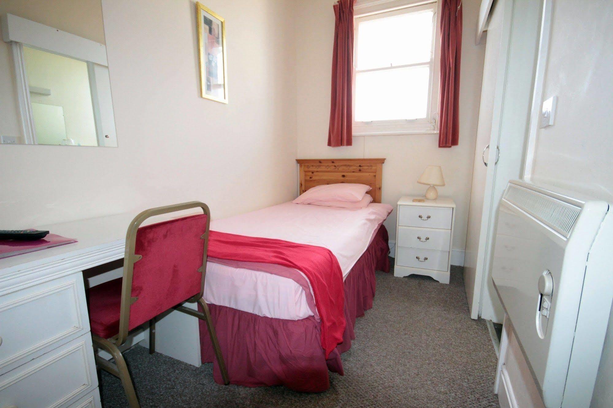 Oyo Marine Parade Hotel, Eastbourne Pier Esterno foto